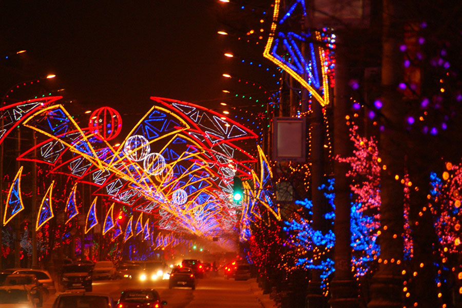 Праздничное и световое оформление торговых центров, площадей и парков на День России